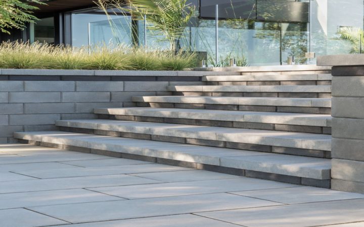 Stylish concrete steps and wall design, creating a modern and functional outdoor living area.